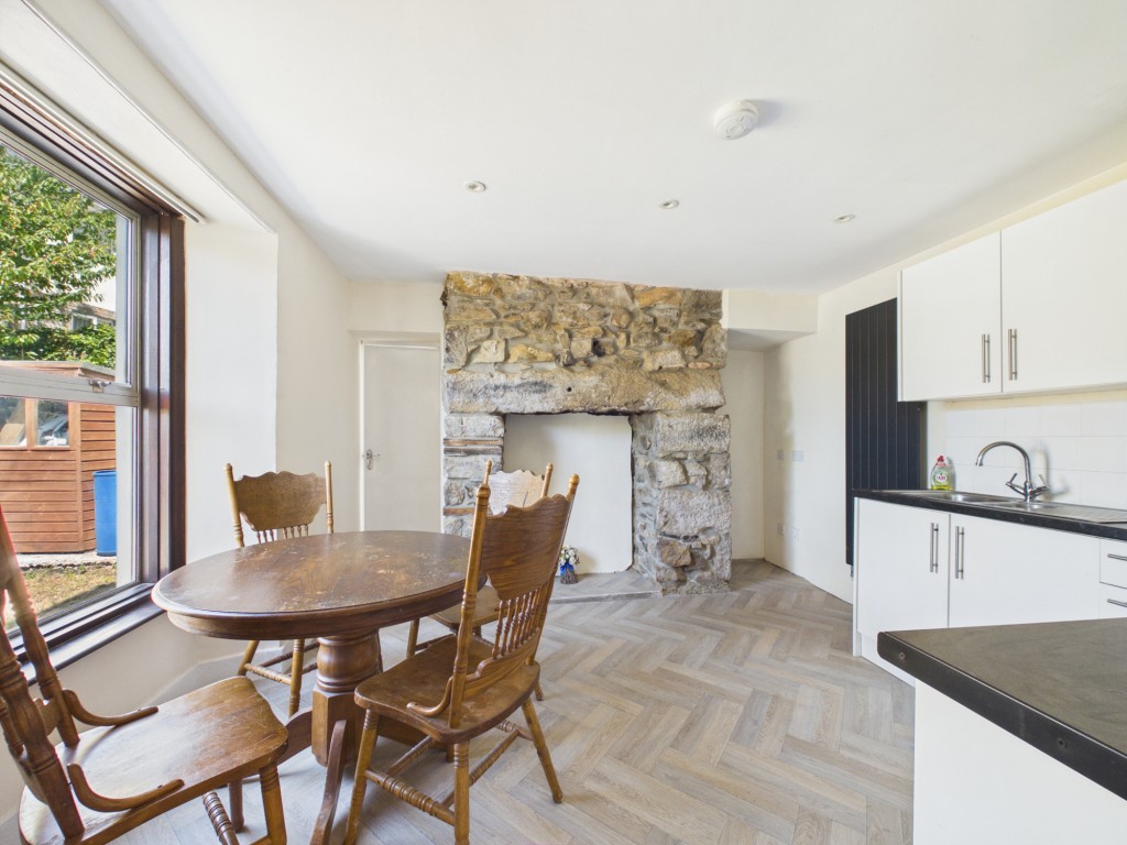 Lot: 225 - DETACHED THREE-BEDROOM HOUSE WITH LARGE GARDEN - Kitchen dining room